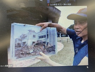 宮城県からオンラインで参加した佐藤さん。津波で倒壊した大川小学校で当時の様子をパネルを使い説明