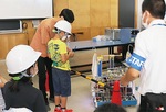 ロボコンに出場したロボットを動かす児童