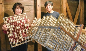 繭を手にする代表の世羅田さん（左）と発案者の平山さん