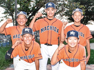 普段はチームメイトの（前列左から）小林さん、岡村さん、（後列左から）草野さん、三好さん、赤城さん