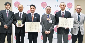 石阪市長(右から３人目)と受賞者ら