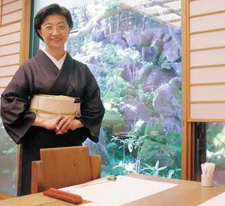 絵画について説明する岡本さん