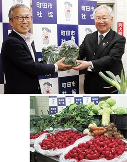 社協に手渡す矢沢会長（上写真）、寄付された野菜