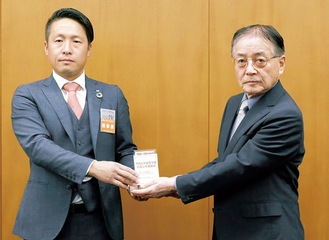 石阪市長（右）と小山理事長