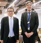 見学者を迎えた同校の西田忠康理事長（左）と瀧学校長