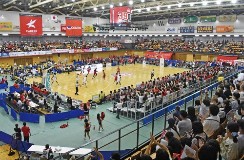 エスフォルタアリーナ八王子で９月２７日に行われた開幕試合の様子