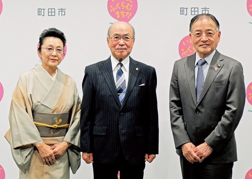 左から順に高野さん、新井さん、石阪市長