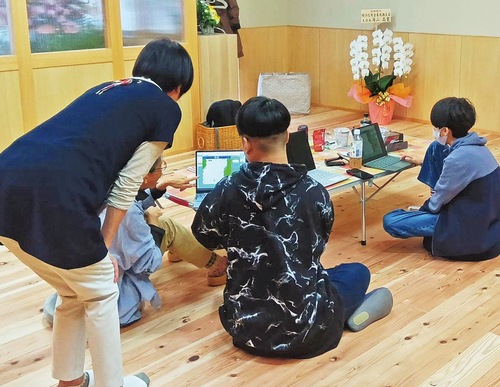 学習に励む子どもたち