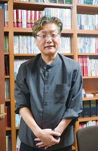 自身の法律事務所で取材に応じた衣刀さん