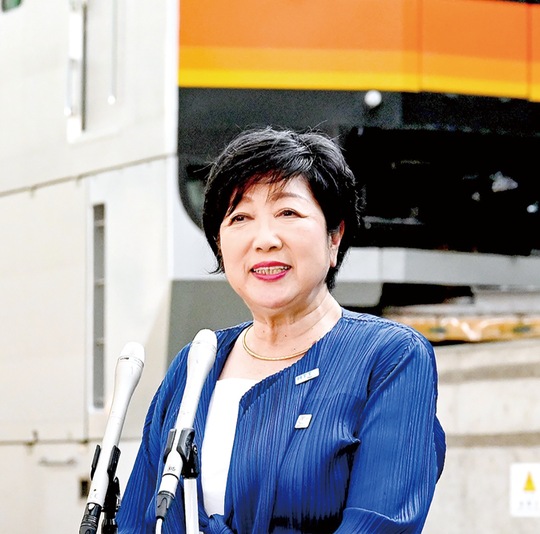 多摩都市モノレール車両基地にてあいさつをする都知事（24年７月）＝東京都提供