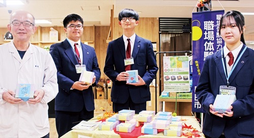 販売にもたずさわった生徒ら（左が上野さん）