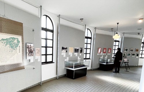 課題作品や各種資料なども展示されている同館