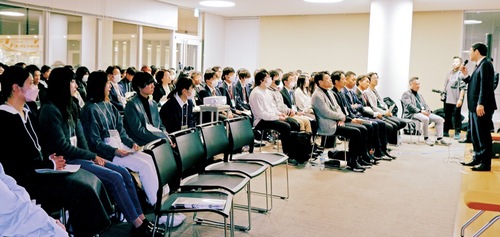 経営者と熱心に耳を傾ける学生ら