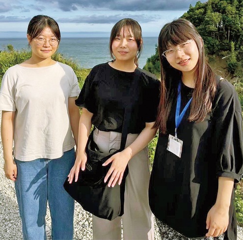 主催する桜美林大学の３人