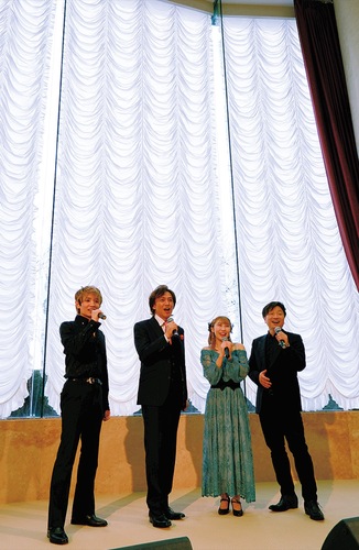 広いホールに歌声を響かせたメンバーら