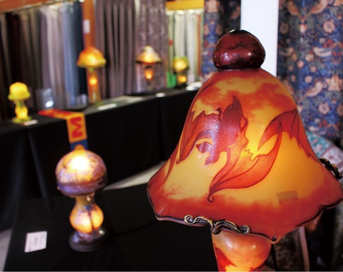ガラス工芸作家エミール・ガレの作風を受け継ぐルーマニアの職人によるランプや花器、茶道具など。「現代ガレ展」として展示された今回の催し