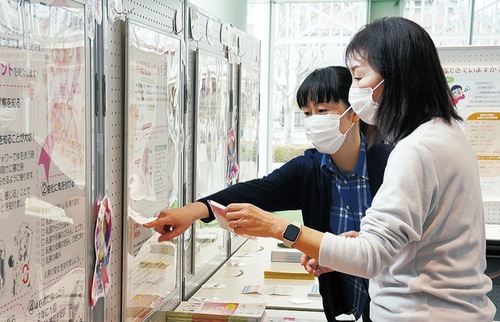 展示パネルを見る来場者