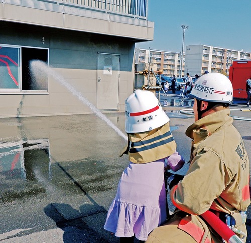子どもたちが挑戦した放水体験