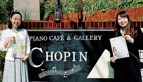 コンサートを行う冨貴さん（左）と塩谷さん