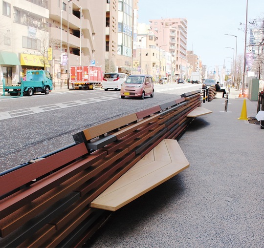 ベンチが設置された原町田大通り