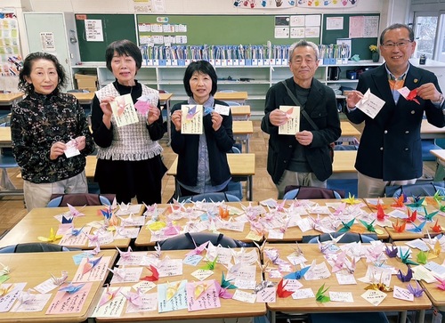 折り鶴を準備する55年前の卒業生ら