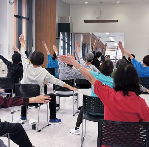 座ってズンバを楽しむ参加者ら