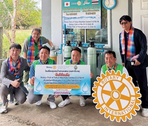 浄水器を寄贈した町田中ＲＣ会員ら