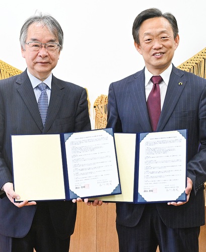 協定を締結した桜美林大学の堀潔副学長（左）と横浜富士見丘学園の永川理事長