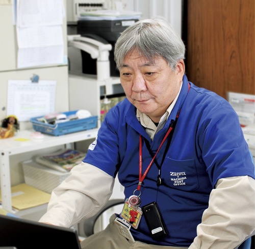業務にあたる井上さん＝３月撮影＝