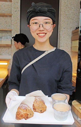 プラスが提供する「ざくざくシュー」「こくとろプリン」