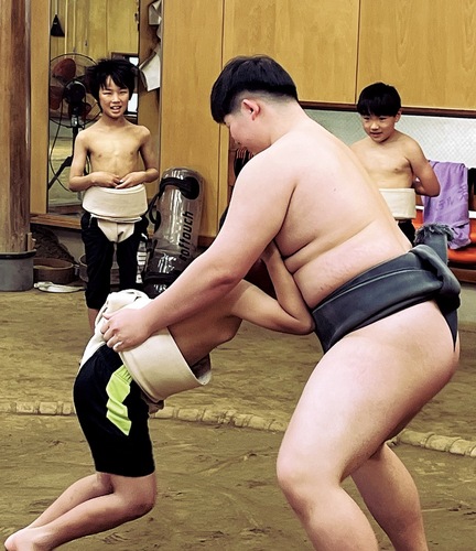 練習会で国士舘大学相撲部の学生に挑む児童