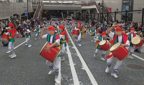 原町田大通りで披露されるエイサー（フェスタまちだ事務局提供）