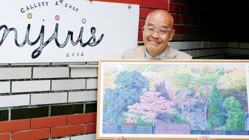 小野路を描いた作品を手にする星野さん