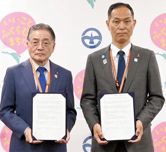 締結式の様子（左は石阪丈一市長＝町田市提供）