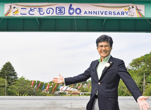 60周年の横断幕の前に立つ秋保園長