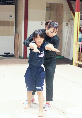 子どもたちを指導する宮川さん