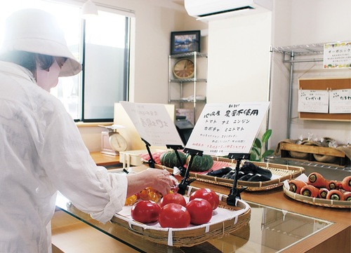 新鮮な野菜が並ぶ同店内