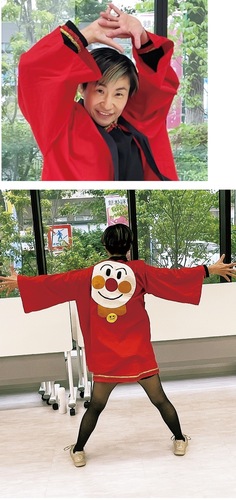 パフォーマンスを披露する杉山さん(上)有志の人手づくりの衣装で登壇(下)