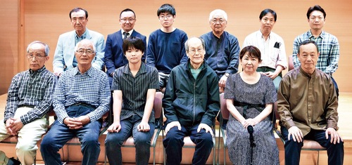 昨春行われたた発表会の出演者らと兼古さん(前列中央右)