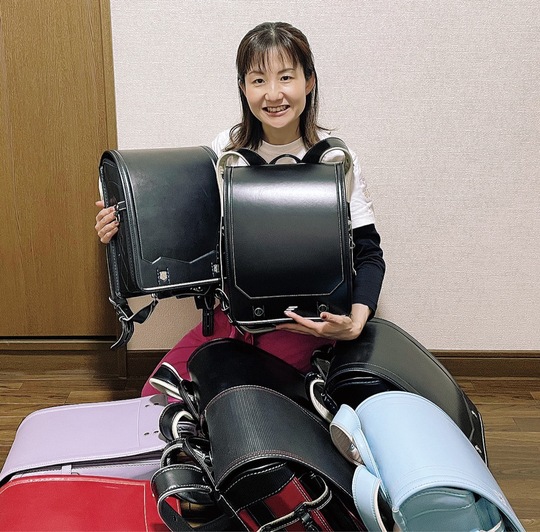 ランドセルを手にする橋本さん