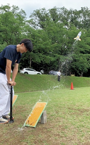 キャンパス内で廃棄されたペットボトルからつくった「ロケット」を飛ばす学生