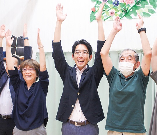 支援者らと万歳する藤井氏（中央）