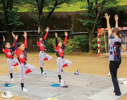 野球ヨガに取り組むチームメンバーら