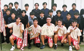 ３種目を制覇した日大三高の選手ら