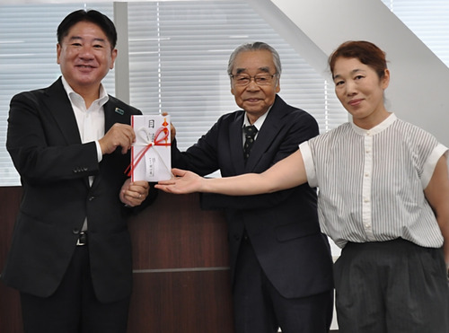 目録を受け取る立川会長（中央）