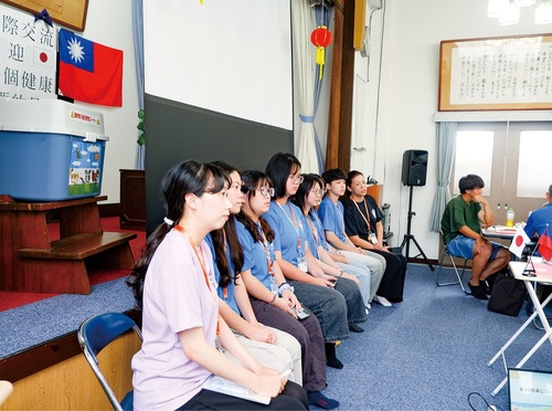 職員会議に参加した学生ら