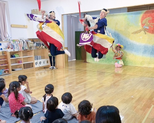 力強い演舞に見入る園児ら
