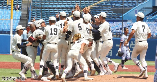 ▲夏の西東京大会を制し、歓喜にわく日大三ナイン