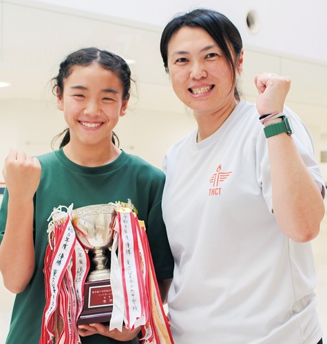 母親のあゆみさん（右）と優勝を喜ぶ加藤さん