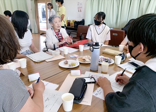 入居者の話に耳を傾ける高校生ら